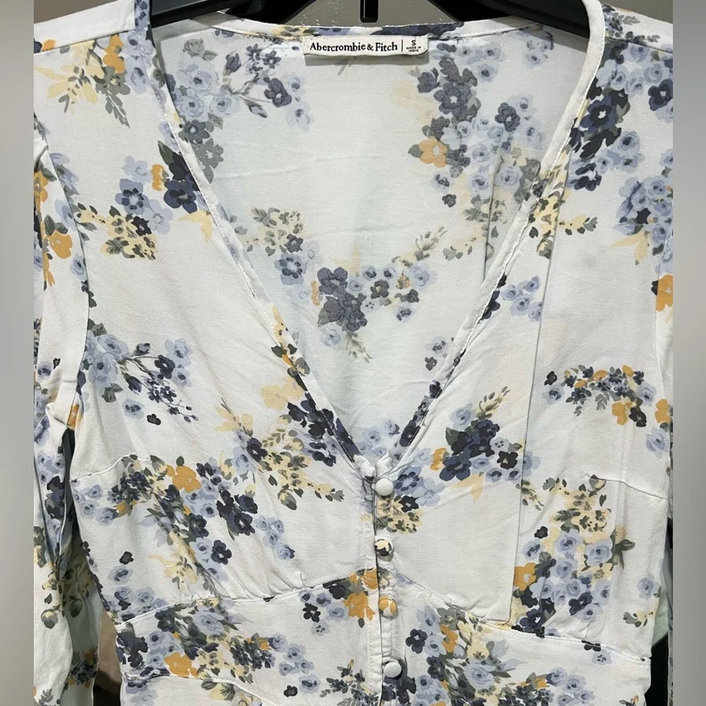 Abercrombie & Fitch: Size Small, Floral Button front, Cinched Waist Top - Picture 2 of 5